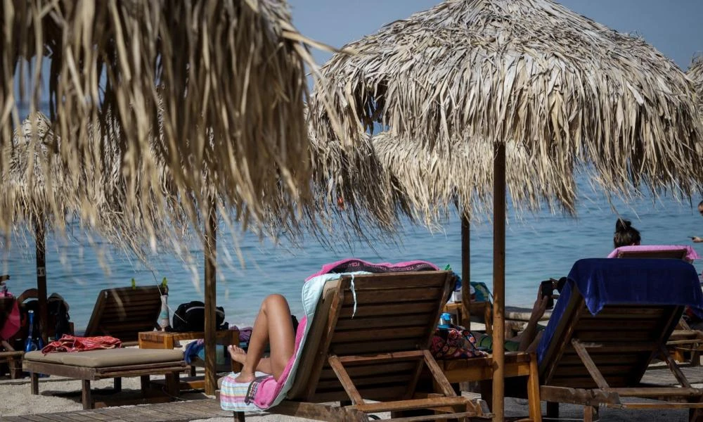 Ακριβή μου ξαπλώστρα: Πόσο κοστίζει ένα μπάνιο στις οργανωμένες παραλίες της Αττικής